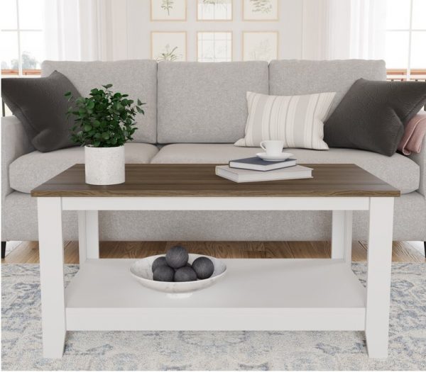 Bàn cà phê gỗ trong nhà