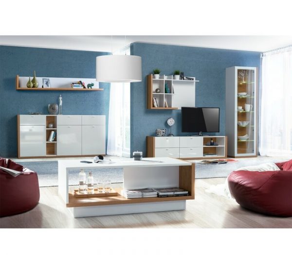 Bàn cà phê gỗ trong phòng khách