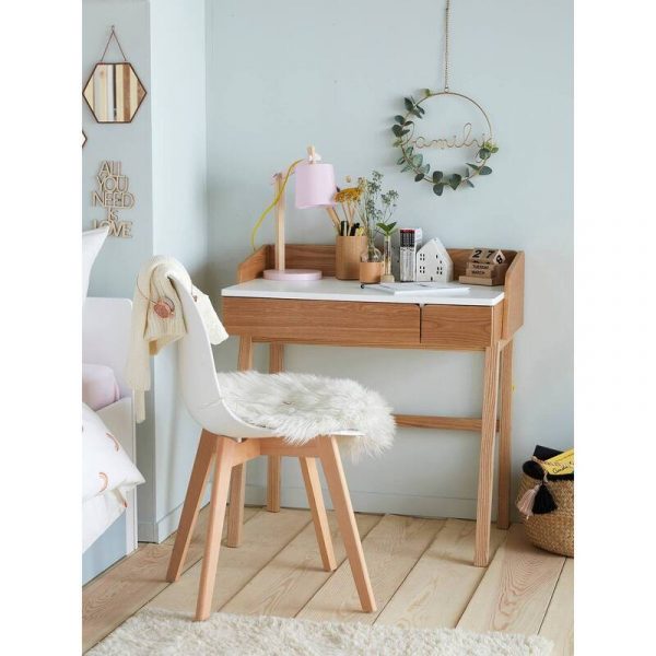 Bàn học cho bé bằng gỗ góc tường