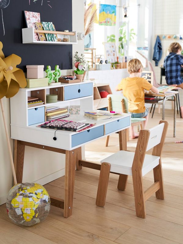 Bàn học thông minh cho bé trong phối cảnh