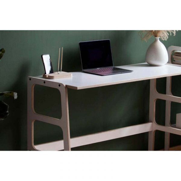 Bàn làm việc trắng trong không gian nhà