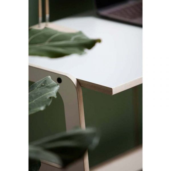 Bàn làm việc trắng xử lý cạnh