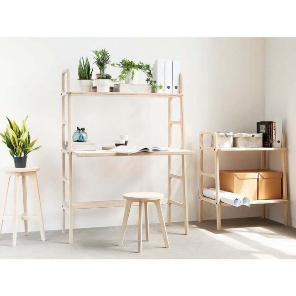 Bàn đứng làm việc trong ngôi nhà đẹp