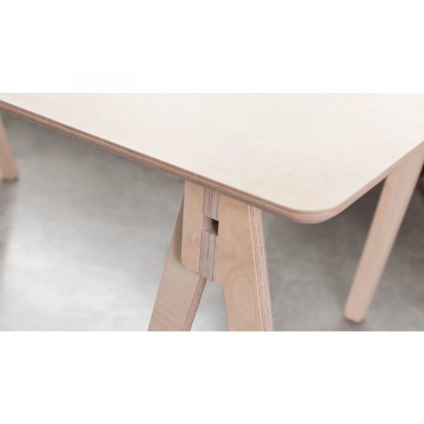 Bàn làm việc tối giản cạnh xử lý