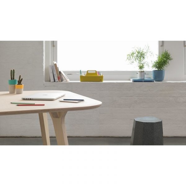 Bàn làm việc lớn có cạnh tròn