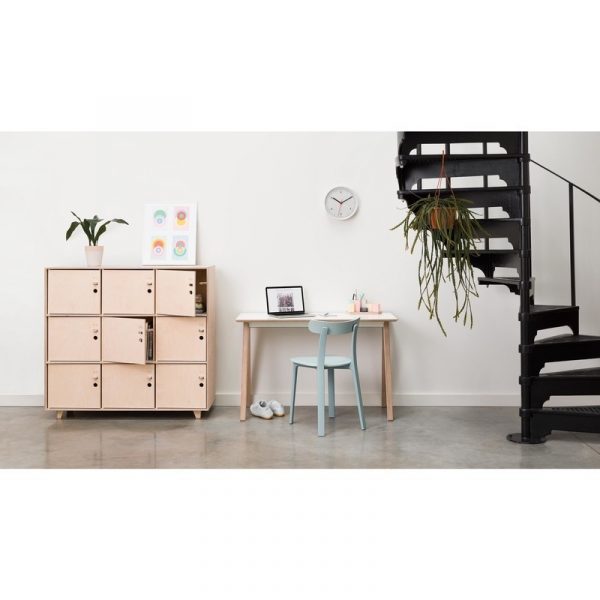 Bàn làm việc công sở trong không gian nhà