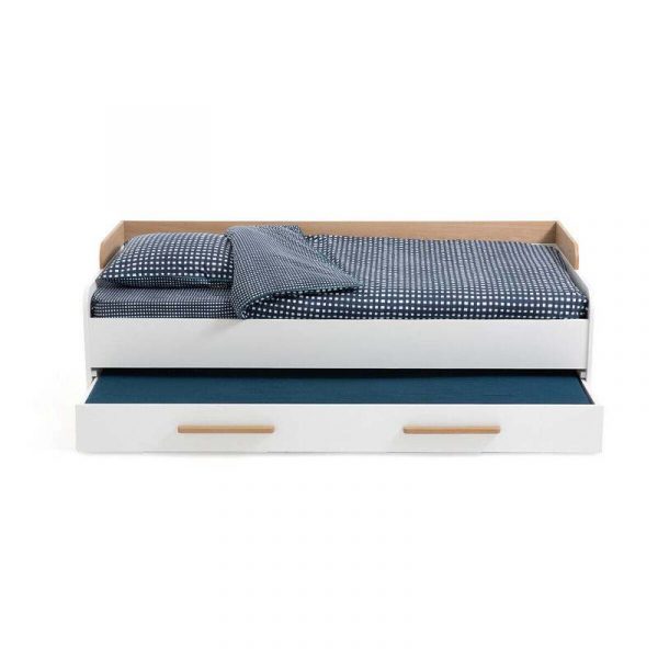 Giường xếp cho bé nằm ngang.