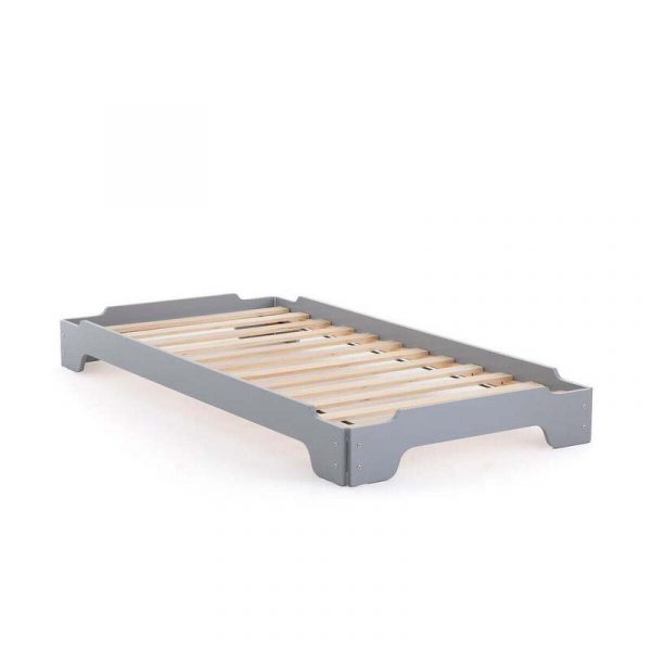 Giường bé trai gỗ phẳng.