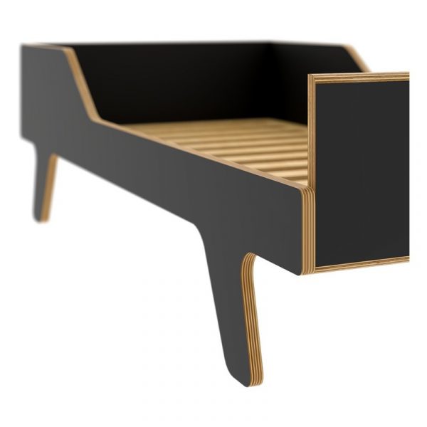 Giường ngủ cho bé sơ sinh màu đen.