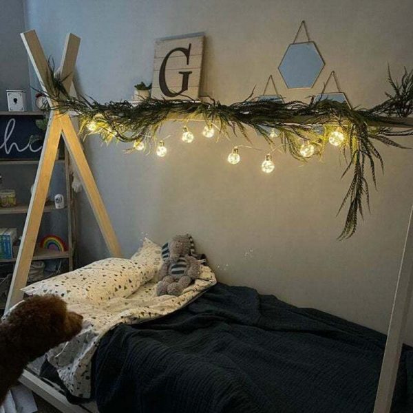 Giường ngủ trẻ em bằng gỗ treo đèn.