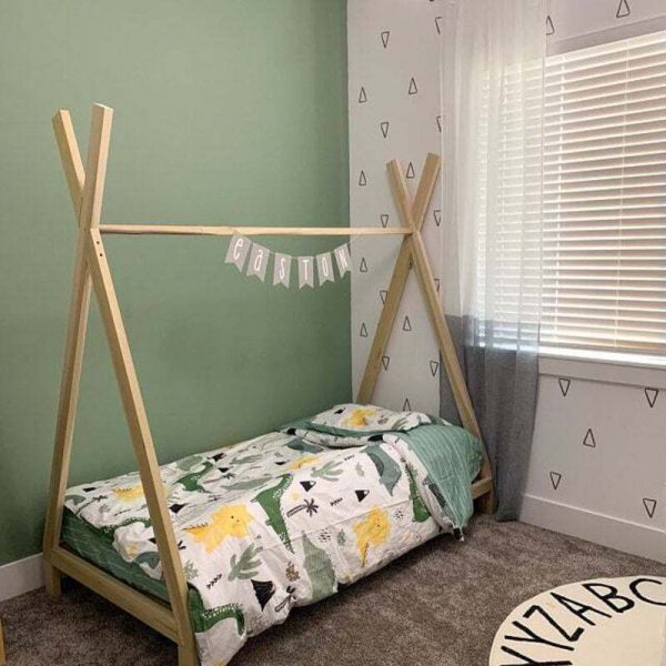 Giường ngủ trẻ em bằng gỗ phối cảnh tươi sáng.