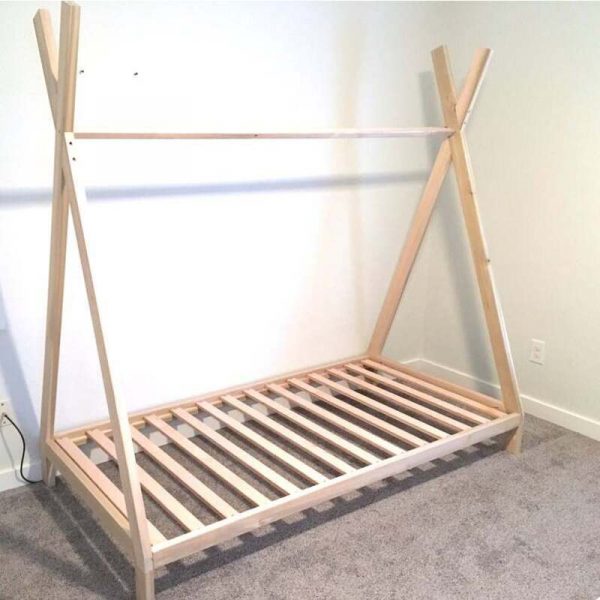 Giường ngủ trẻ em bằng gỗ khung căn bản.