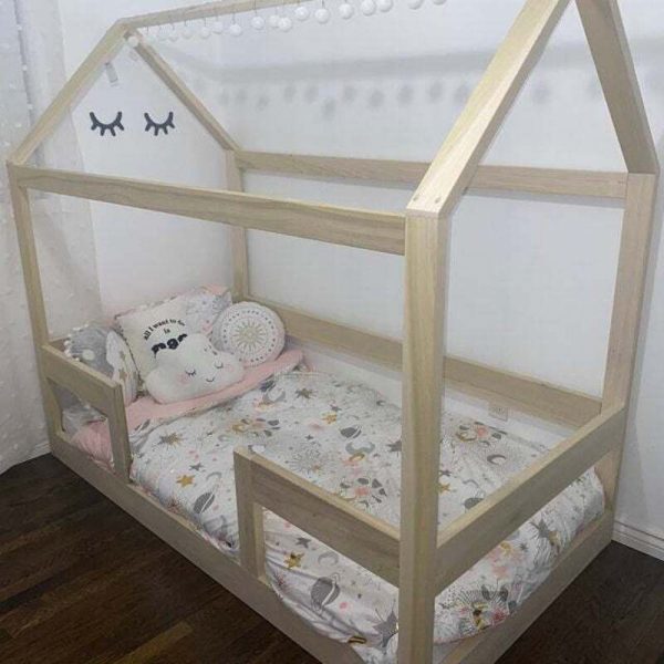 Giường ngủ em bé tuổi thơ.