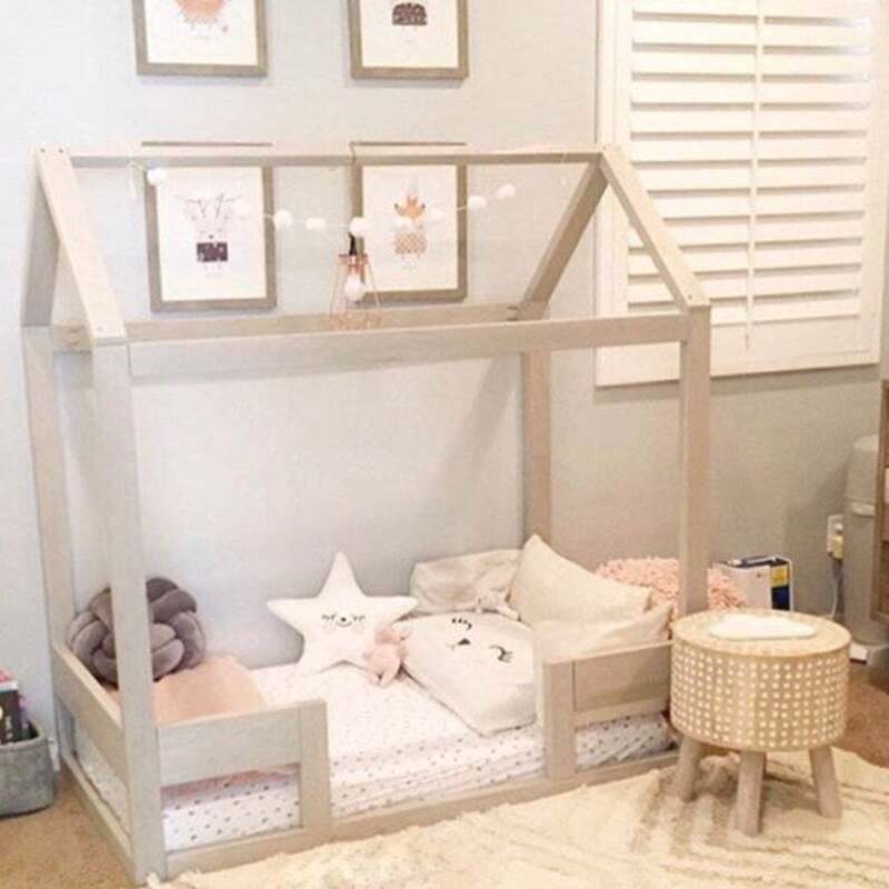 Giường ngủ em bé phối cảnh dễ thương.