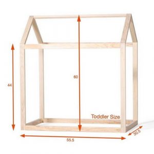 Giường ngủ em bé khung gỗ cao.