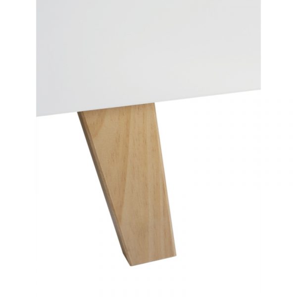 Giường cho bé gái cận cảnh.