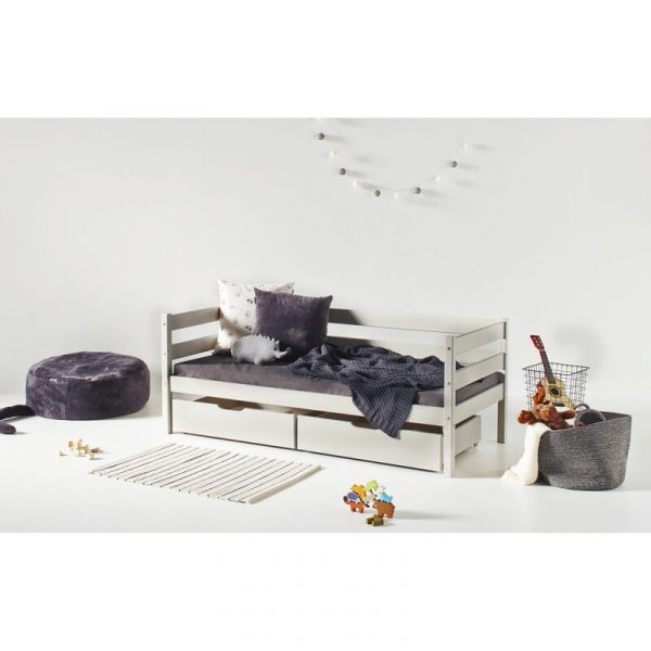 Giường em bé màu xám.