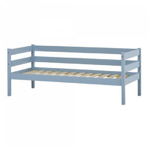 Giường em bé có thanh chắn.