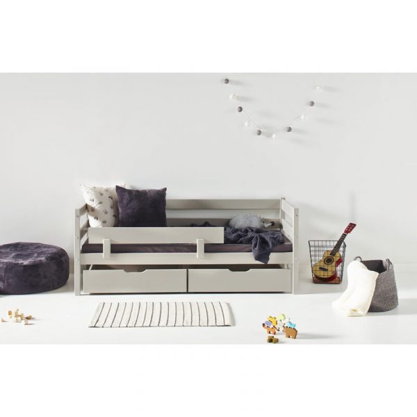 Giường em bé màu sắc phong phú.