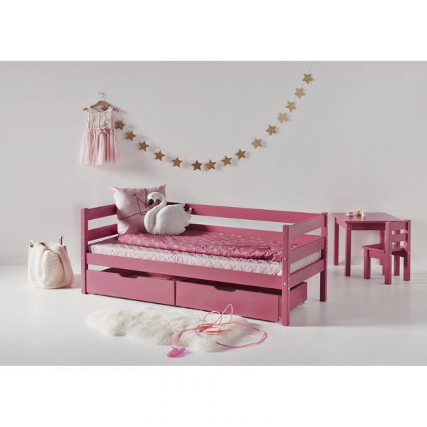 Giường em bé màu hồng.