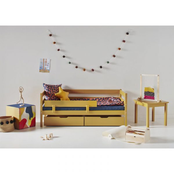 Giường em bé phối cảnh xinh.