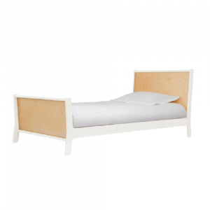 Giường ngủ cho bé trai đơn giản.