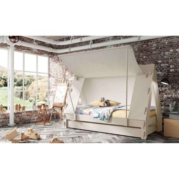 Giường nôi em bé bằng gỗ phong cảnh.