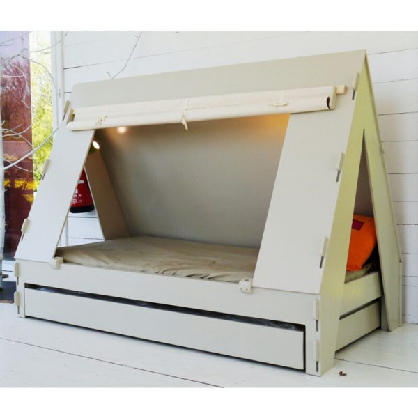 Giường nôi em bé bằng gỗ rộng rãi.