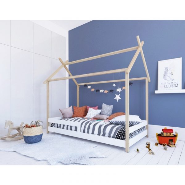 Giường nôi cũi em bé trang trí.