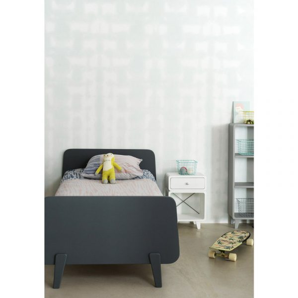 Giường ngủ đơn cho bé màu đen.