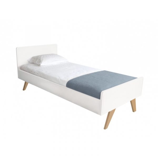 Giường đơn cho bé trai nhỏ gọn.